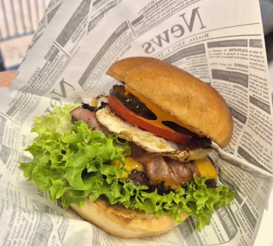 Almburger mit Spiegelei und Bacon