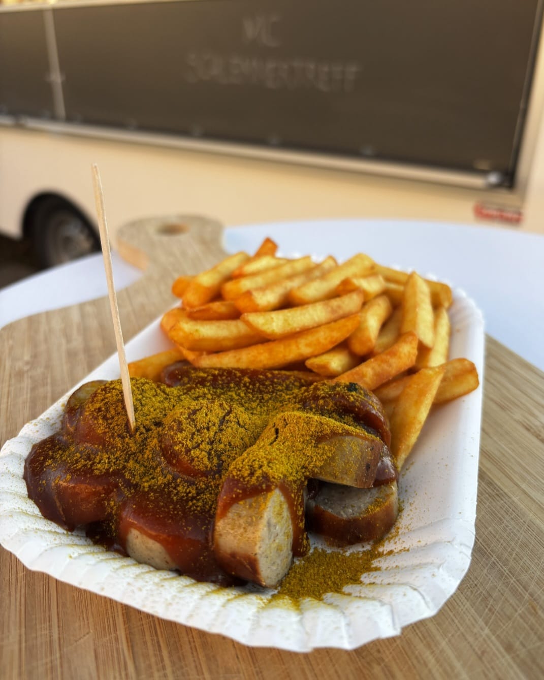 Currywurst mit Pommes